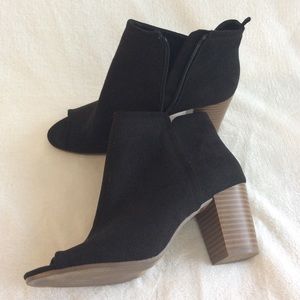 OldNavy boots, color black. (New)